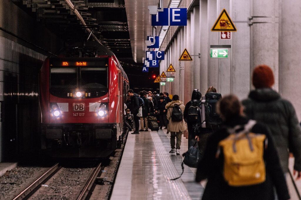 連休の家族旅行は車と電車、どっちがいい？