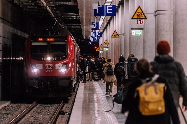 連休の家族旅行は車と電車、どっちがいい？